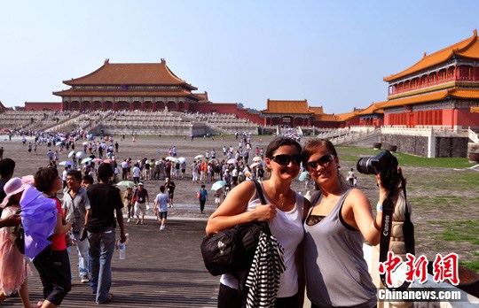 7月末,北京进入盛夏旅游旺季,故宫迎来众多海内外游客,景区内游人摩肩