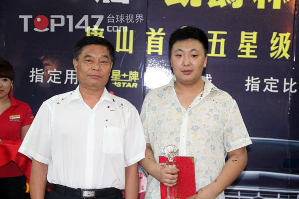 唐山荣川凯爵汽车销售有限公司总经理为冠军刘昆颁奖