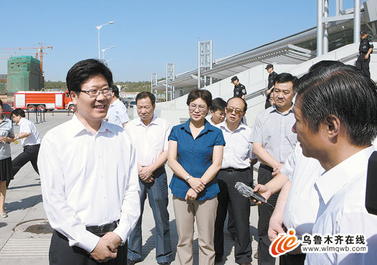 7月30日上午，自治区党委书记张春贤在新疆国际会展中心，实地调研会展中心及相关设施建设情况。（新疆日报记者李杨摄）