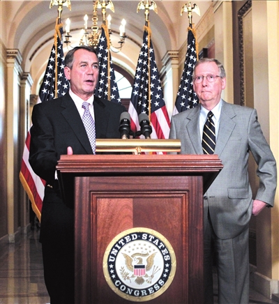 参议院共和党领袖米奇·麦康奈尔(右)和众议院议长约翰·博纳在方案被