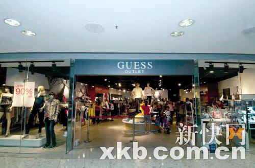 东港城guess店面,90%off的促销相当诱人.