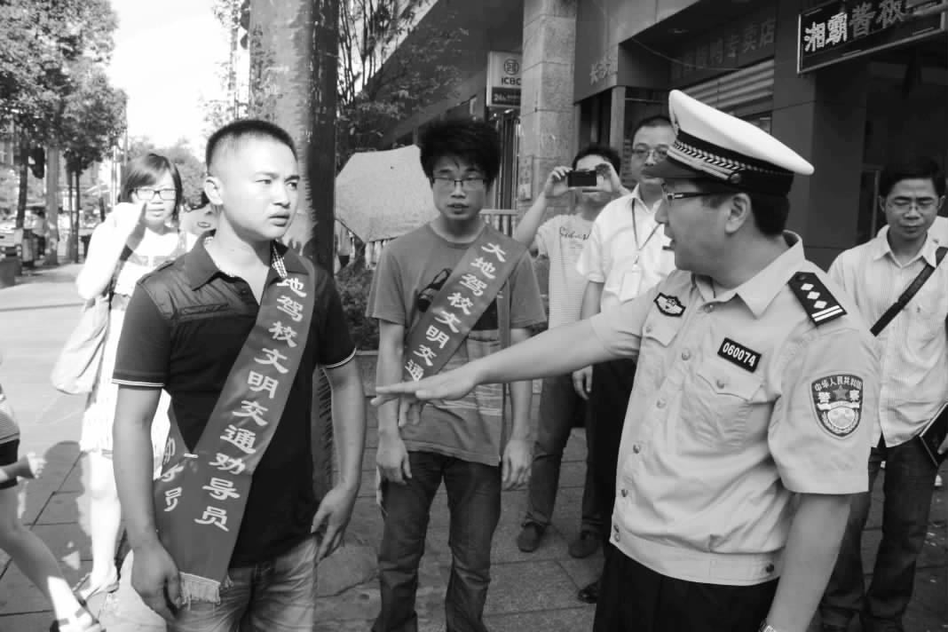 市公安局交警支队支队长杨修文对执勤的学员进