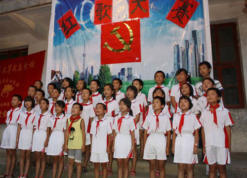 婺源县山村村民与小学生齐唱红歌(图)