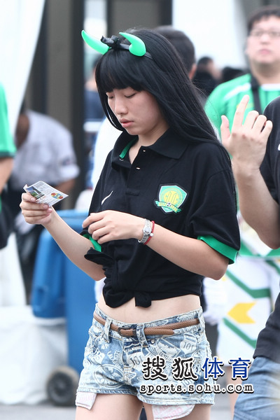 幻灯京穗大战一触即发可爱美女球迷工体助威