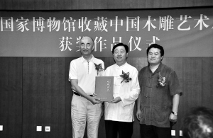 图片版权归原作者所有 国家博物馆吕章申馆长向深圳宜雅艺术品公司董事长邵湘文(左一)颁发收藏证书。(资料图片)-图片版权归原作者所有