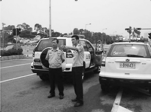 南山交警大队尹茂逵大队长现场查询大运警卫路线.