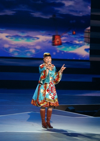 《套马杆》原唱,著名歌手乌兰托娅在演出中