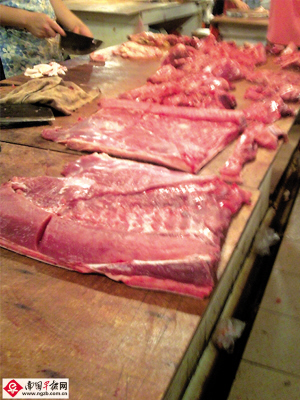 图 7月30日,我很晚才到市场买菜,发现公开出售的猪肉颜色暗红像牛肉
