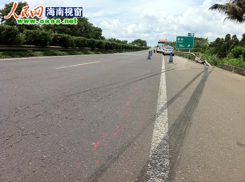 海南西线高速货车侧翻滑行50米 造成大堵车(组图)