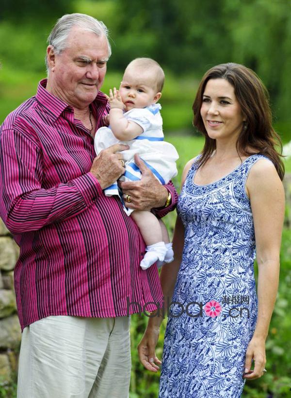 如童话般的全家福时间!丹麦王室2011年度夏日家庭合照，王储妃玛丽(Princess Mary)的龙凤胎小王子小公主抢镜!(组图)