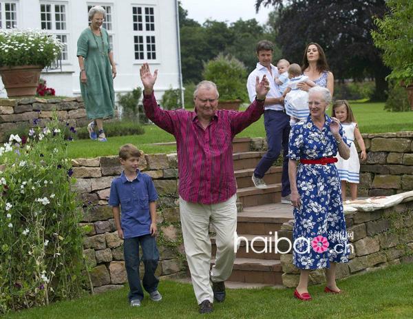 如童话般的全家福时间!丹麦王室2011年度夏日