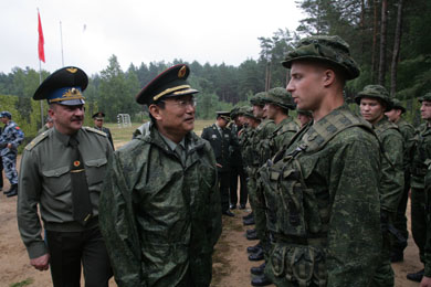 南京军区政委陈国令上将参加中白空降兵联训开训仪式(组图)