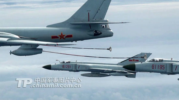 资料图:国产新型歼击机南海上空加受油全程。