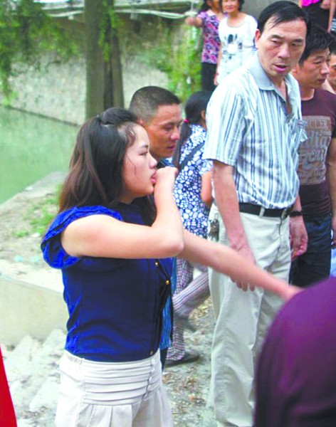 "最美女孩"为溺水老人做人工呼吸(组图)