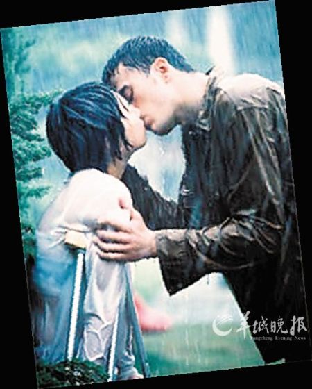 《薔薇之戀》雨中熱吻一幕