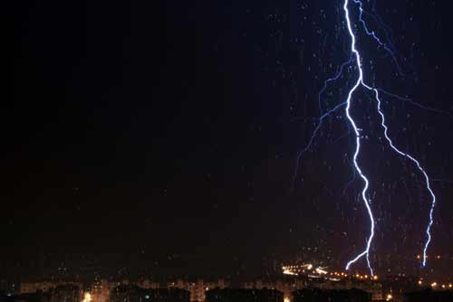 上海遭高温雷雨齐袭(图)