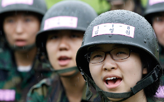 韩国学生参加夏日军事训练营 提升身心素质(组