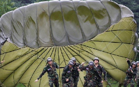 韩国学生参加夏日军事训练营 提升身心素质(组