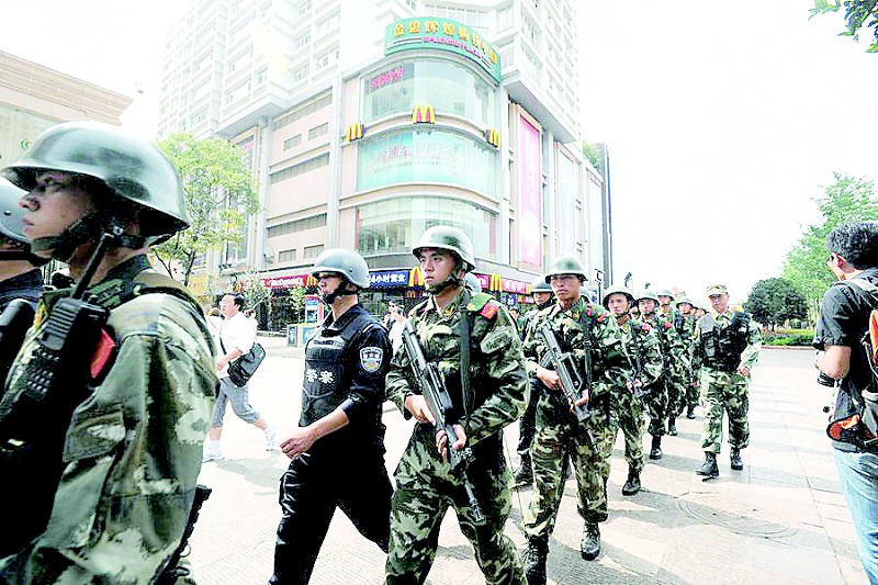昆明警方24小时配枪徒步巡逻(图)