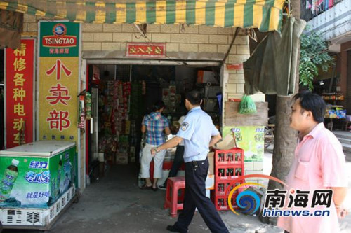 小卖部里玩"老虎机",连饭都不回来吃,希望你们曝光这家店……"8月4日