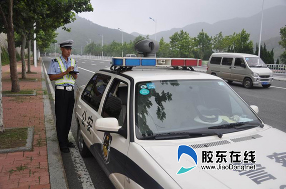 新型交警多功能综合执法车整体亮相港城(图)