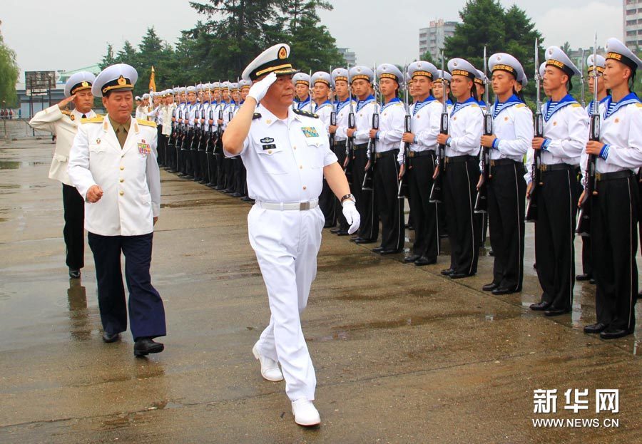 图为北海舰队司令员田中中将在朝鲜海军东海舰