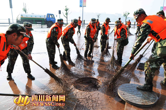 8月6日上午,广安武警支队一中队官兵在清除淤泥