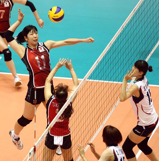 图文:大奖赛韩国女排0-3日本 荒木绘里香进攻