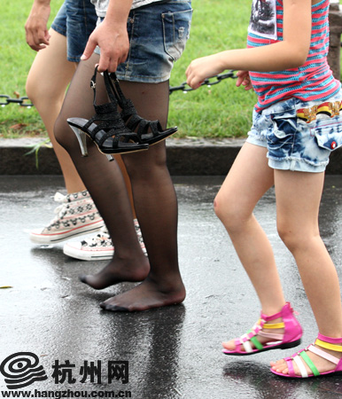 光脚丝袜的女人