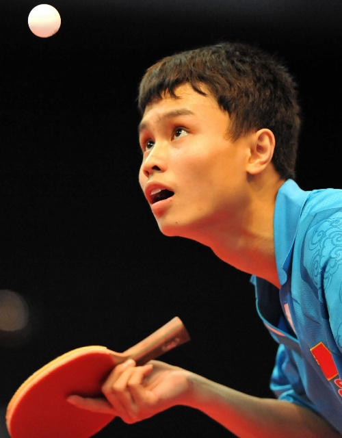 图文国际乒联青少年巡回赛周启豪发球瞬间