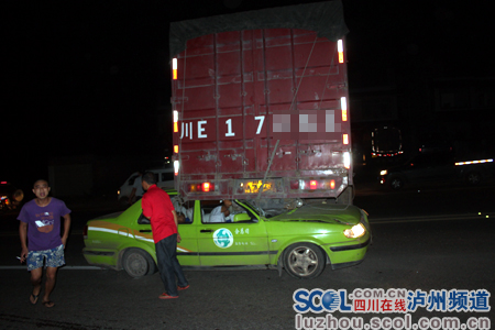 泸州:出租车"激吻"大货车 致4人受伤(组图)