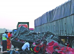 沪昆高速特大交通事故致17人死亡(图)