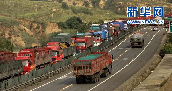 京藏高速公路河北与内蒙古交界段发生堵车北京到呼和浩特方向被堵的车辆