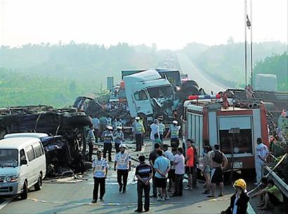 沪昆高速特大车祸17人死亡(图)