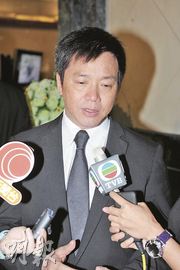 导演唐季礼吊唁好友薛春炜现场留下男儿泪