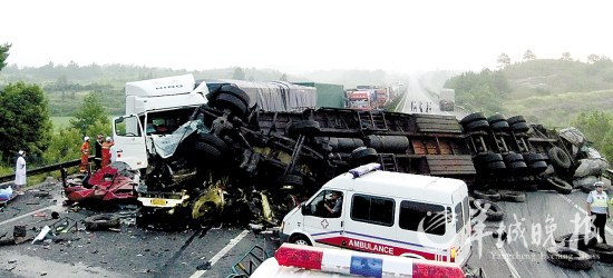 沪昆高速上饶段连环车祸17人亡 两人受伤住院