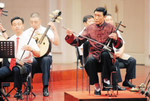 昨日,"夜深沉宋士芳京胡音乐演唱会"在市音乐厅举行.