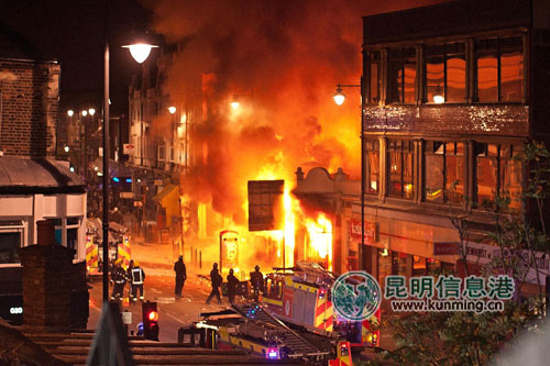 警察枪杀一平民 伦敦爆发骚乱警车被焚楼房着