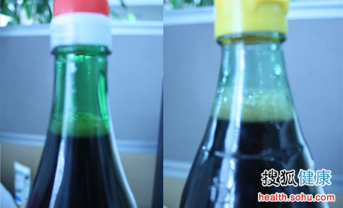 同时摇晃勾兑醋和酿制醋，均产生泡沫