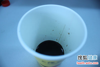 倒在杯子里的勾兑醋，看不见泡沫