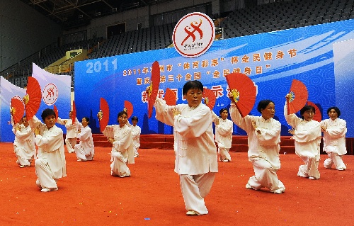 图文:苏州展全民健身新优项目 太极扇表演