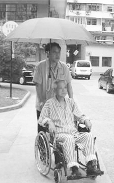 上海瑞金医院便民小设备轮椅装上遮阳伞(人性