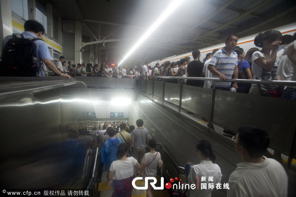 雷雨造成北京地铁十三号线故障(高清组图)