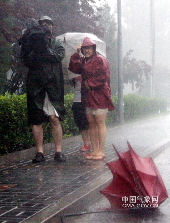 大风吹折了行人的伞,散落在路边. 孙楠摄影