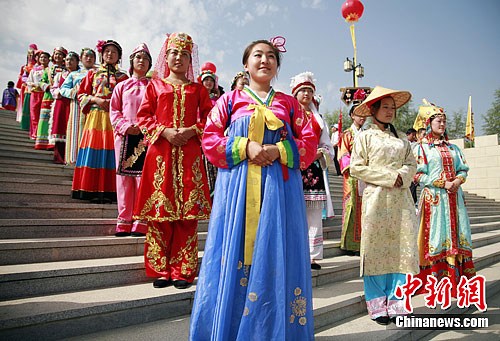 整个仪式中,身着中华56个少数民族服饰的56名