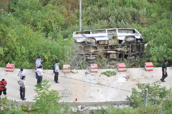 当日下午,一辆中巴车从广西柳州市柳城县古砦乡龙美街往独山村方向