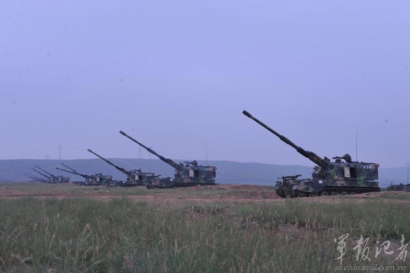 高清:直击中国第一支数字化炮兵部队火力突击