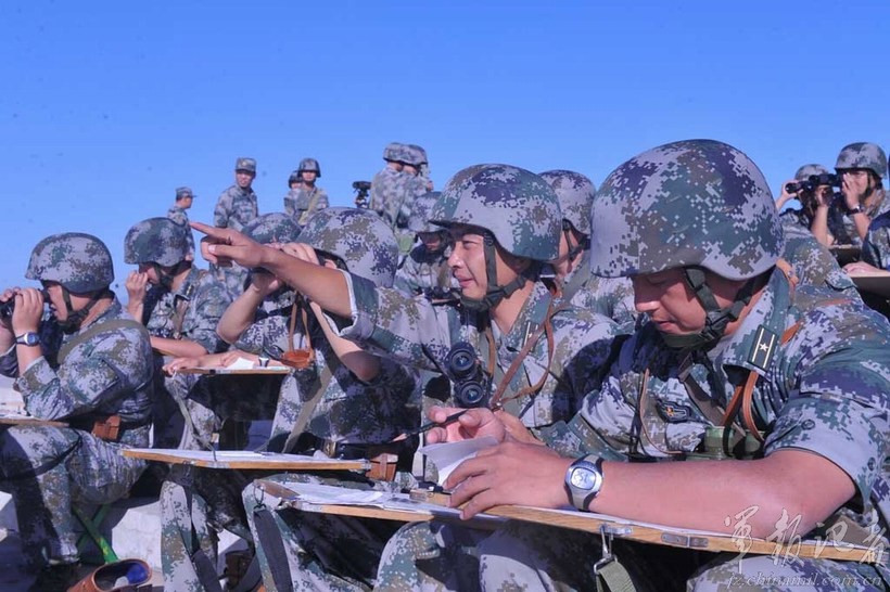 高清:直击中国第一支数字化炮兵部队火力突击