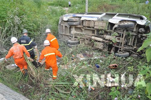 广西8.9交通事故原因:客车坡路避让前方车辆后溜坠崖(图)