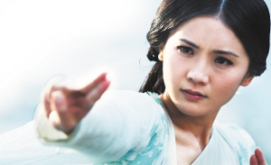饰演青蛇的阿sa(蔡卓妍)与能忍饰演者文章双双被"钢丝"吊在80米高空